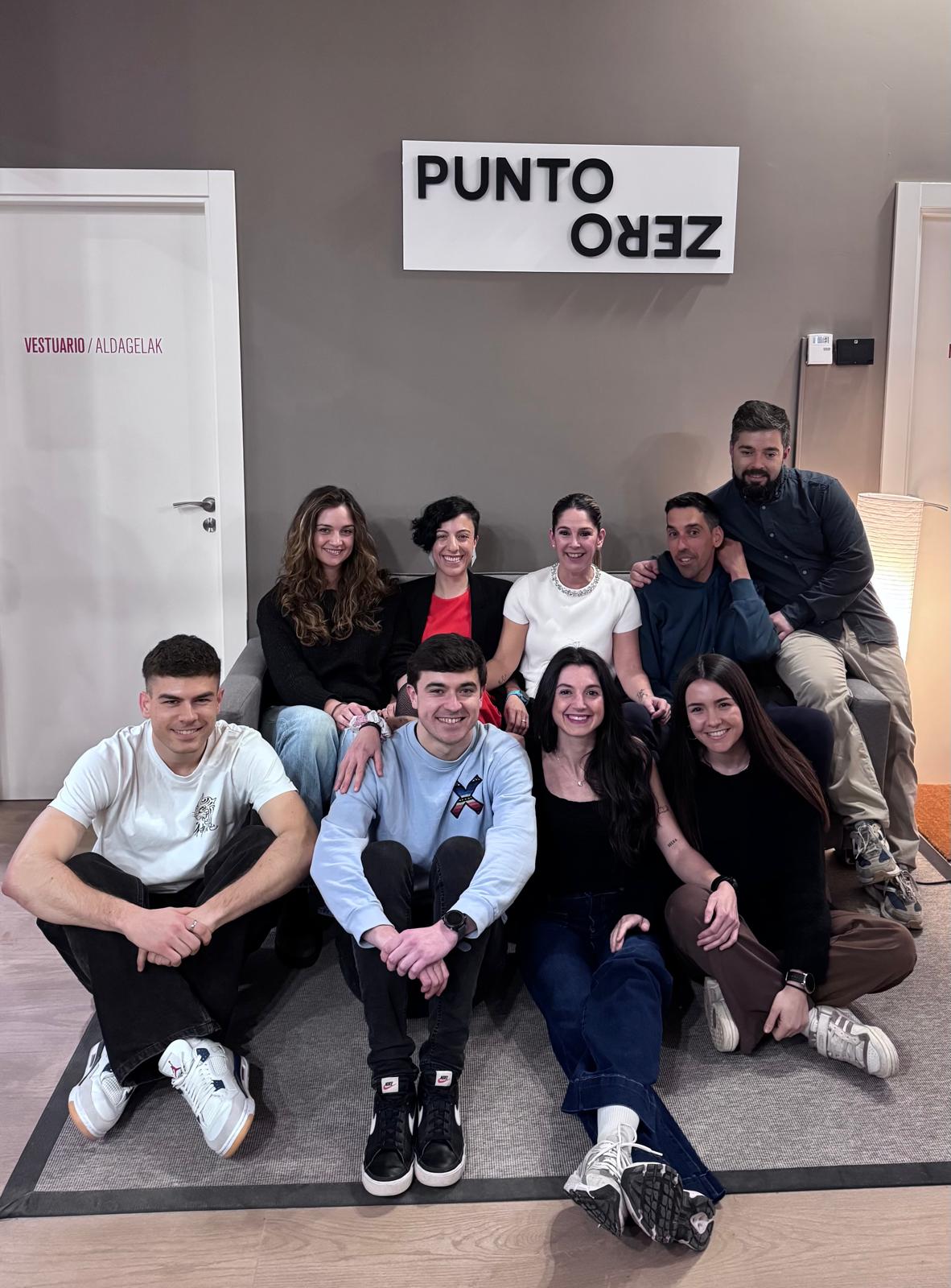 Equipo Puntozero al completo en el estudio